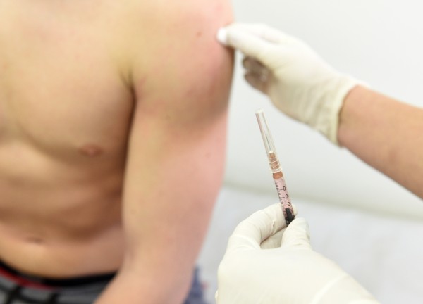 גבר מקבל חיסון לוירוס הפפילומה